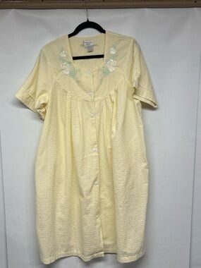 Amanda Stewart  Pale Yellow Embroidered Button-Front Robe